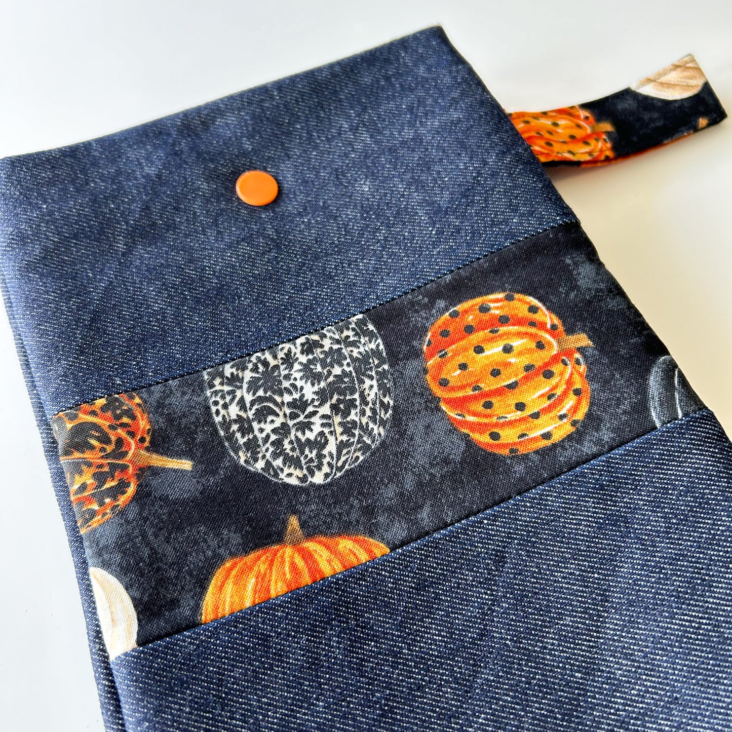 Scroll Rod/Swift Holder - Black with Orange Pumpkins